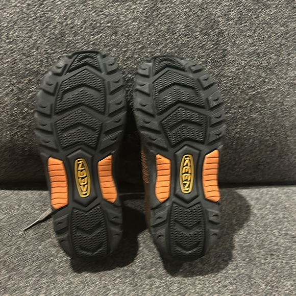 Keen boys’ casual shoes size 1. - Picture 3 of 5